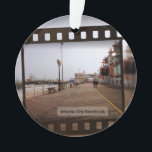 Ornamento Atlantic City Beach Boardwalk sobre cinema<br><div class="desc">Atlantic City Beach Boardwalk no Film Apesar de eu ter sido nascer no NJ, há muitos anos, lol, o fim de semana do Dia Memorial 2010 foi a minha primeira visita ao famoso passeio da Atlantic City. Eu experimentei muitas emoções diferentes descendo White Horse Pike, Absecon, NJ em direção a...</div>