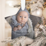 Ornamento Avós - Primeiro Natal - Branco<br><div class="desc">Ajudem-nos a celebrar o seu primeiro neto com este belo ornamento moderno do keepsasawn. O texto branco lê "Nosso primeiro Natal como avós", com a palavra "avós" em elegante manuscrito com flores antes e depois. Substitua facilmente a imagem de amostra pela sua foto favorita do novo bebê, e adicione o...</div>