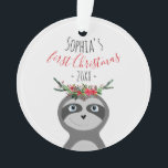 Ornamento Baby Girls First Christmas Photo Sloth & Name<br><div class="desc">Esta linda e festiva design de 1rua de Enfeites de natal apresenta uma adorável preguiça cinza, uma coroa de flores de Natal com poinsetos, pinecones e mistos, assim como espaço para você adicionar uma foto e um nome em tipografia fofa. A única e perfeita vitória floral para o primeiro Natal...</div>