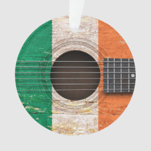 Ornamento Bandeira irlandesa na guitarra acústica velha