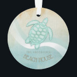 Ornamento Beach House NMaritime Turtle Aqua Blue ID623<br><div class="desc">Este design de ornamento acrílico nas cores suaves do mar e da areia permite que você adicione facilmente seu próprio nome e texto usando o modelo fornecido. A simples imagem da tartaruga sobre um fundo angustiado, de aquarela é destacada por um sotaque de onda em aqua e branco. Se você...</div>