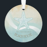 Ornamento Beach House - Starfish Aqua Blue ID623<br><div class="desc">Este design de ornamento acrílico nas cores suaves do mar e da areia permite que você adicione facilmente seu próprio nome e texto usando o modelo fornecido. A simples imagem de estrelas-do-mar sobre um fundo angustiado, de aquarela, é destacada por um sotaque de onda em aqua e branco. Se você...</div>