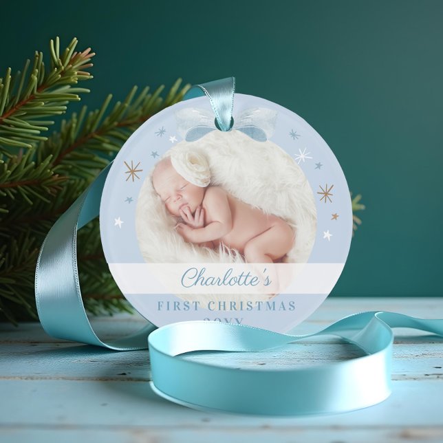 Ornamento Bebê Primeiro Natal Arco Azul e Estrelas (Baby First Christmas Blue Bow & Stars Ornament)