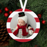 Ornamento Bebê Primeiro Natal Moderno - Foto de Strips Verme<br><div class="desc">Este ornamento de manutenção de fotos de na moda de dois lados apresenta uma foto recém-nascida moldada por um padrão vermelho e branco de fundo listrado. A parte de trás do ornamento inclui a frase "Meu Primeiro Natal" com sotaque em flocos de neve e texto personalizado para o nome do...</div>