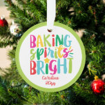 Ornamento Bebendo Espíritos Brilhantes Tratamentos de Natal<br><div class="desc">Esta design de Natal apresenta o texto "Espíritos de assar brilhantes" em tipografia colorida e divertida. Clique no botão personalizar para obter mais flexibilidade na adição/modificação do texto e/ou dos gráficos! No nosso compro, estão disponíveis variantes desta design, bem como produtos de coordenação, zazzle.com/store/doodlelulu. Entre em contato conosco se precisar...</div>
