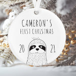 Ornamento Bebês de Lã Bonita Primeiro Natal Preto Branco<br><div class="desc">Comemorar o primeiro Natal do bebê com este adorável ornamento de manutenção,  com um simples desenho preto e branco moderno de uma preguiça. Personalize-o com o nome do bebê e o ano em letra desenhada à mão.</div>