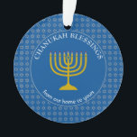 Ornamento BÊNÇAS CHANUCAS| Menorah| Hanukkah<br><div class="desc">Na moda Tekhelet Blue CHANUKAH ABANHA O Ornamento acrílico com uma estrela falso de prata de David em um padrão ladeado ao fundo, e uma menorah falsa de ouro no centro. O texto diz CHANUKAH BLESSINGS FROM OUR HOME TO YOURS (DISPONIBILIZAÇÃO DE CHANUKAH DA NOSSA CASA PARA A SUA CASA)...</div>