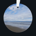 Ornamento Bethany Beach I<br><div class="desc">Algumas praias da Costa Leste são cheios de pessoas e edifícios e outras são cheios da natureza. Aqui está uma simples foto de praia de uma praia tranquila em Delaware, Bethany Beach, durante a temporada fora de abril. Esta foto também é apresentada como o papel de parede widescreen "Bethany Beach...</div>