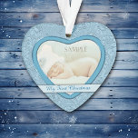 Ornamento Blue Heart Swirl Baby First Christmas<br><div class="desc">Este ornamento de guardas de férias apresenta sua própria fotografia do bebê enquadrada em um bonito quadro azul de coração alinhado em prata. O quadro cardíaco é delimitado por um padrão circular floral azul correspondente. Um banner azul mais claro mantém seu texto personalizado; faça-o dizer o que você quiser! A...</div>