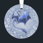 Ornamento Blue Winter Dragon Fantasy Art<br><div class="desc">Procurando mais presentes, artigos de papelaria, roupas e utensílios? Visite a loja Critterwings para mais Dragão de inverno e outra arte de fantasia! Um dragão azul voador celebra a estação de inverno, espalhando suas asas contra um pano de fundo de flocos de neve brilhantes. Combinando fantasia e arte da natureza,...</div>