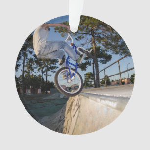 Ornamento BMX azul que equilibra na borda