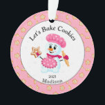 Ornamento Bonito Rosa Snowman Cookie Baker Nome de Natal<br><div class="desc">Ornamento Snowman Branco e Rosa para crianças e adultos. O ornamento perfeito para a vovó dar a seu padeiro favorito. Fundo do cookie pulverizado com as palavras "cookies do assar do Vamos", que podem ser alteradas se quiser. É um presente personalizado perfeito para a família ou amigos que amam o...</div>