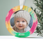 Ornamento Borda do Corante com Foto e Ano - Verde Vermelho<br><div class="desc">Adicione uma foto a esta decoração de feriado - perfeita para as crianças. Uma engraçada e colorida borda de sotaque de tingimento de gravata faz um ornamento memorável para sua árvore. Uma fonte moderna mínima para o ano com um lugar para carregar uma foto quadrada.</div>