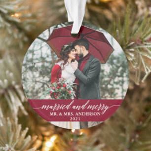 Ornamento Burgundy do Casamento da Caligrafia Casada e Feliz