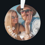 Ornamento Casais de Foto do Coração de Amor Coração de Bonit<br><div class="desc">Os Casais de Foto com Coração de Amor Cuto Nomes Personalizados Ornaments apresentam sua foto favorita com um coração de amor e personalizados com seus nomes em moderno roteiro branco. Personalize editando o texto na caixa de texto fornecida e adicionando sua própria imagem. Presentes perfeitos para casais, namorada, esposa, querida...</div>