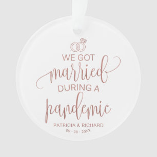 Ornamento Casamo-nos durante um Natal Pandêmico