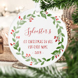Ornamento Cat Photo 1rua Natal Wreath 2024<br><div class="desc">Celebre o primeiro Natal de seu gato em sua casa "de pele para sempre" com este adorável ornamento com uma festiva camada aquosa de frutas vermelhas e folhas verdes. De um lado, substitua facilmente a imagem da amostra por uma foto favorita do seu gato. Personalize o outro lado com o...</div>
