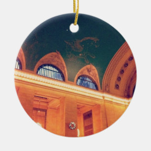 Ornamento central grande do teto da estação