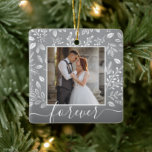 Ornamento cerâmico de botânicos de Natal<br><div class="desc">Sua foto favorita em folhas brancas, bagas e pontos e QUALQUER fundo COLOR (mostramos cinzas). MUDE a palavra PARA SEMPRE para qualquer coisa! DICA: Coloque o texto entre os quadrados para reter as oscilações de texto - carregue uma alta resolução, foto cortada em forma quadrada. Este Enfeites de natal faz...</div>