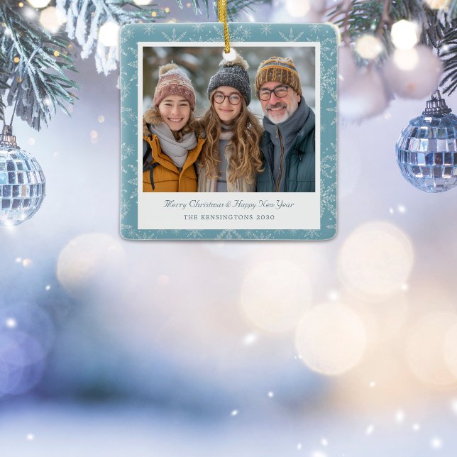 Ornamento cerâmico de flocos de neve azuis e branc (Blue and white snowflake Christmas ceramic ornament.)