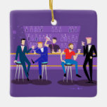 Ornamento cerâmico do Bar Retro<br><div class="desc">Este design de Enfeites de natal de cerâmica personalizável de Bar retroGay é roxo, gatinho e completamente fabuloso! Sentados nas ferramentas modernas de meio século, bebendos suas divertidas bebidas cor-de-rosa, esses cavalheiros estão tendo um tempo de gay. O barman com uma gravata cor-de-rosa já está a derramar na próxima rodada....</div>