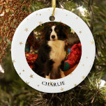 Ornamento Cerâmico Personalizado de Foto de Cão<br><div class="desc">Este Enfeites de natal de na moda é decorado com estrelas douradas. Facilmente personalizável com a foto e o nome do seu animal de estimação.</div>