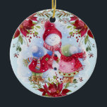 Ornamento cerâmico Snowman e Crianças<br><div class="desc">Flores de Natal vermelhas e um adorável bonitão com duas crianças vestidas de roupas vermelhas adoram este adorável ornamento cerâmico.</div>