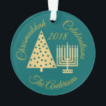 Ornamento Cerceta Dourado do Natal de Chrismukkah Hanukkah<br><div class="desc">Projetado para famílias da inter-fé, estes ouro e ornamento feitos sob encomenda das CELEBRAÇÕES da cerceta CHRISMUKKAH têm a sala por seu nome de família e um ano (opcional) para uma lembrança verdadeiramente original do feriado. Meus árvore de Natal do ouro do estilo e Hanukkah modernos Menorah projetam a característica...</div>