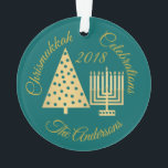 Ornamento Cerceta Dourado do Natal de Chrismukkah Hanukkah<br><div class="desc">Projetado para famílias da inter-fé, estes ouro e ornamento feitos sob encomenda das CELEBRAÇÕES da cerceta CHRISMUKKAH têm a sala por seu nome de família e um ano (opcional) para uma lembrança verdadeiramente original do feriado. Meus árvore de Natal do ouro do estilo e Hanukkah modernos Menorah projetam a característica...</div>