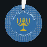 Ornamento CHANUKAH BLESSING | Menorah | Hanukkah<br><div class="desc">Na moda Tekhelet Blue CHANUKAH BLESSINGS Acrylic Ornament com falso Estrela prateada de David em um padrão ladeado no fundo, e uma falsa menorah dourada no centro. O texto diz CHANUKAH BLESSINGS FROM OUR HOME TO YOURO (BATENÇÕES CHANUKAH DA NOSSA CASA PARA A SUA CASA) e é PERSONALIZÁVEL, de modo...</div>