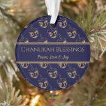 Ornamento CHANUKAH BLESSINGS Customized Dreidel Blue Dourado<br><div class="desc">Na moda, adorno elegante para o seu decor HANUKKAH. O design mostra um impressão de sonho dourado em um padrão em camadas com texto personalizável de espaço reservado que você pode substituir por sua própria escolha de saudação e texto. O esquema de cores é azul e ouro à meia-noite. Outras...</div>