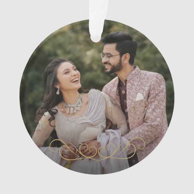 Ornamento Chic Dourado Sr. e Sra. Wedding Monograma Foto (Frente)