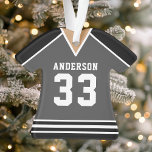 Ornamento Cinzas personalizadas e Jersey Black Hockey<br><div class="desc">Celebre sua estrela de hóquei com esta cinza personalizada e um ornamento de camisa de hóquei preto. Perfeito para comemorar uma estação especial,  jogador ou equipe. Personalize-o com um nome e número para criar uma manutenção exclusiva.</div>