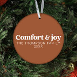 Ornamento Conforto e alegria Moderno e simples Natal Terraco<br><div class="desc">Nosso Enfeites de natal moderno de "conforto e alegria", o Simples Terracotta - uma versátil e impressionante adição ao seu decoro de férias. Feito com material à prova de estilhaços, esse ornamento combina tendências modernas com a alegria eterno da época de férias. Você tem a liberdade criativa de personalizar este...</div>