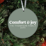 Ornamento Conforto e alegria Natal moderno e minimalista<br><div class="desc">Apresentando o nosso Enfeites de natal "Comfort & Joy Sage Green Modern Minimalist com foto", uma serena e personalizada adição ao seu decoro de férias. Criado com um design minimalista, este ornamento verde sábio exude tranquilidade e é enfeitado com a mensagem sincera de "Conforto & Alegria". O que a separa...</div>