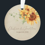 Ornamento Cores d'água Girassóis em pergaminho desbotado<br><div class="desc">Este romântico ornamento de manutenção de casamento apresenta um design floral vintage. O fundo é um design de papel pergaminho,  com aspecto rústico e esmaecido,  acentuado com ouros de girassol a cores. No topo,  figura um delicado buquê selvagem,  com os nomes do casal impressos abaixo.</div>