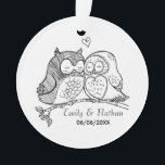 Ornamento Corujas doces em casais feitos sob encomenda<br><div class="desc">Ilustração doce dos pássaros do amor no ornamento feito sob encomenda da lembrança a personalizar com datas e nomes para alguma ocasião romântica.</div>