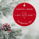 Ornamento De Cerâmica 1rua de natal recém-casados de coração branco<br><div class="desc">Um clássico fundo vermelho de Natal,  texto branco. Sr. e um coração. Personalize e adicione seus nomes e ano.</div>