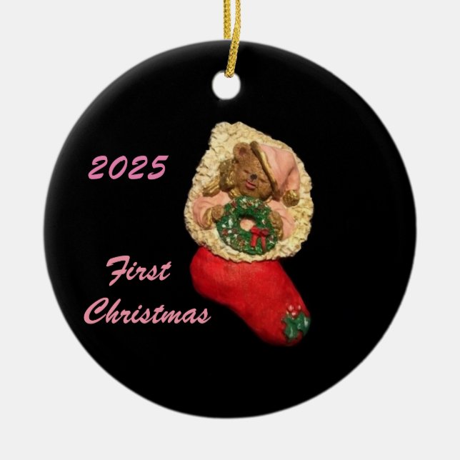 ORNAMENTO DE CERÂMICA 2025 PINK PAJAMA STOCKING BEAR PRIMEIRO XMAS (Frente)