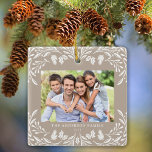 Ornamento De Cerâmica 2 Fotos Família Inverno Verde Tan Natal<br><div class="desc">Esse Enfeites de natal de bronzeamento claro mostra uma elegante ilustração verde branca de inverno que enquadra a foto horizontal. O design oferece espaço para duas das suas fotos favoritas,  uma na frente e outra atrás. Personalize este adorável ornamento de manutenção com seu nome de família e o ano.</div>