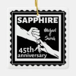 Ornamento De Cerâmica 45.º aniversário de casamento Sapphire de mãos dad<br><div class="desc">Se quiser ajuda para personalizar este design,  use o botão Perguntar a este designer,  logo abaixo deste texto. Uma design romântica para seu aniversário de casamento da safira,  quando você está comemorando 45 anos de casamento. Este design tem uma ilustração vetorial de um casal de mãos dadas.</div>
