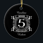 Ornamento De Cerâmica 5 de aniversário de casamento crista angustiada<br><div class="desc">Uma design para comemorar seu quinto ano de casamento. Esta primeira design de aniversário de casamento tem uma crista branca angustiada, com a madeira de texto, 5 anos, aniversário. Se você quiser alguma ajuda para personalizar este design, por favor, entre em contato comigo, eles podem pedir a este botão do...</div>