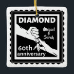 Ornamento De Cerâmica 60.º aniversário de casamento em diamante tradicio<br><div class="desc">Se quiser ajuda para personalizar este design, use o botão Perguntar a este designer, logo abaixo deste texto. Esta design tem uma ilustração vetorial de um marido e mulher de mãos dadas. Uma design romântica para o seu 60º e sexagésimo aniversário de casamento. O presente tradicional para este aniversário são...</div>