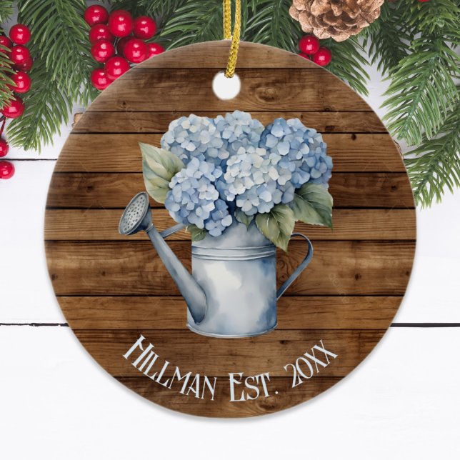 Ornamento De Cerâmica A Águas Rustic Blue Hydrangea Pode Ser Personaliza (Rustic Blue Hydrangea Watering Can Personalized Ceramic Ornament
)
