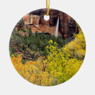 Ornamento De Cerâmica A cascata efemeral sai do espaço no penhasco