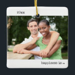 Ornamento De Cerâmica A felicidade de duas fotos está sendo engajada de<br><div class="desc">Um ornamento minimalista com suas fotos personalizadas e a tipografia moderna do estilo de máquina de escrever. O design é de dois lados e o modelo está pronto para que você adicione fotos de tamanho de cheio à parte frontal e traseira. O ano e a formulação são totalmente editáveis -...</div>