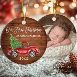 Ornamento De Cerâmica A FOTO Do Caminhão De Madeira dos Nossos Avós de N<br><div class="desc">Pincel Moderno Roda Nosso Primeiro Natal como Avós Watercolor Vintage Red Truck com Ornament de Árvore de Natal - Impressão de Madeira de País Russo - Foto de Volta</div>