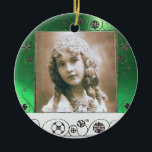 Ornamento De Cerâmica A MÁGICA RODA MODELO da FOTO, jade verde<br><div class="desc">Redemoinhos preto e branco elegantes e lunáticos com uma pedra preciosa 3d brilhante.</div>