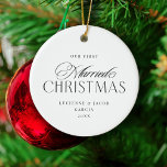 Ornamento De Cerâmica A nossa primeira tipografia de Natal casada<br><div class="desc">Este Enfeites de natal elegante e elegante é um lembrete de um casal recém-casado casado no Natal juntos. Isto faz um presente de excelente ou de Natal. O texto "Natal casado" não é editável,  mas os nomes e o ano são. O verso do ornamento também pode ser personalizado.</div>