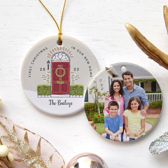 Ornamento De Cerâmica A Porta Vermelha Primeiro Natal em Nossa Nova Casa (Criador carregado)